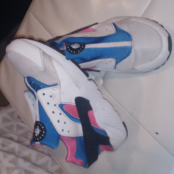 Nike Shoes - Nike hurache sz 6.5 youth